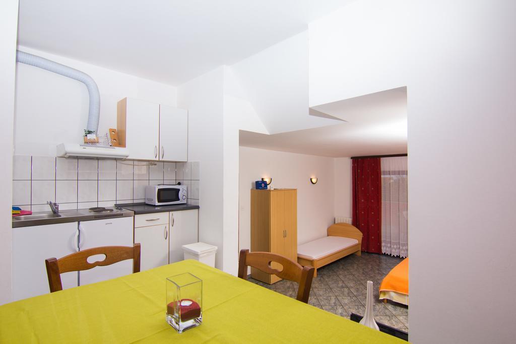 Apartmani Zuzic Krk Town Camera foto